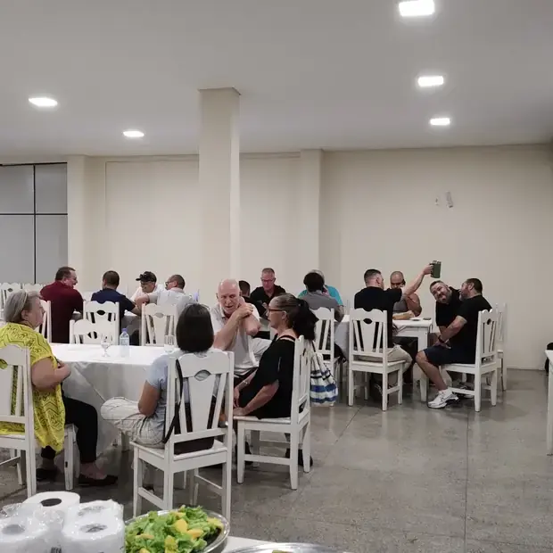 Salão cheio durante a confraternização